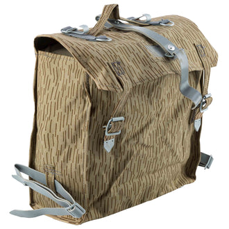 Mochila usada con marco de transporte